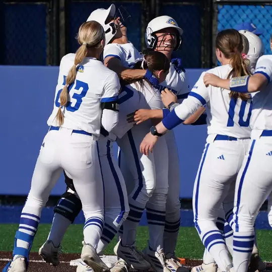 Softball Defeats Middle Tennessee, 4-3, on Gallucci's Walk-Off Hit