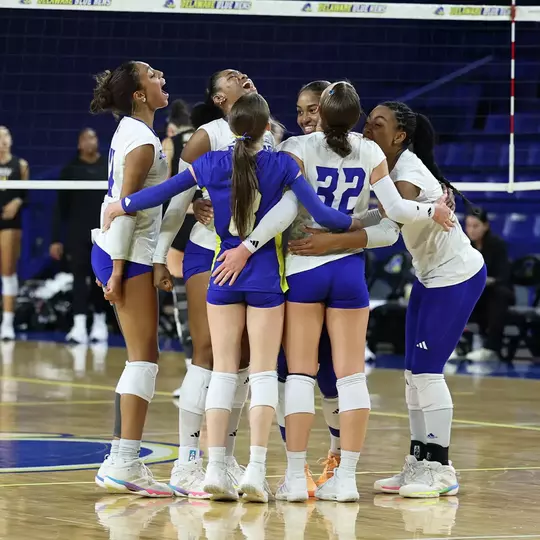 Huge Nights From Inman, Gillens Lead Volleyball to a Five-Set Victory over VCU