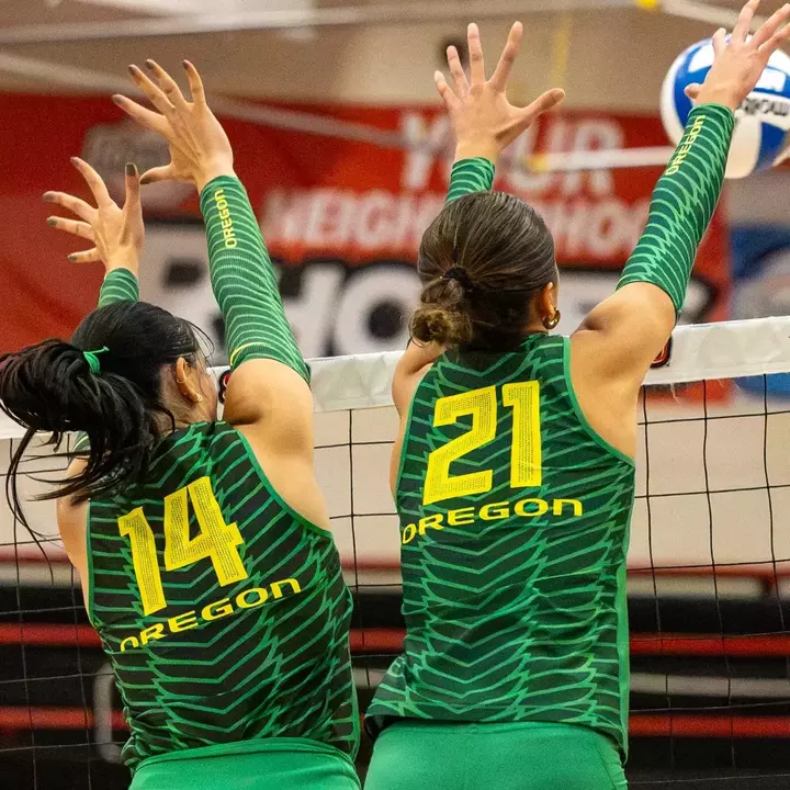 Gracia (21), Sucurovic (14) blocking vs Western Kentucky (Aug. 28, 2026)