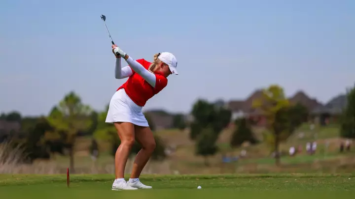 Emilia Väistö swings at a ball.