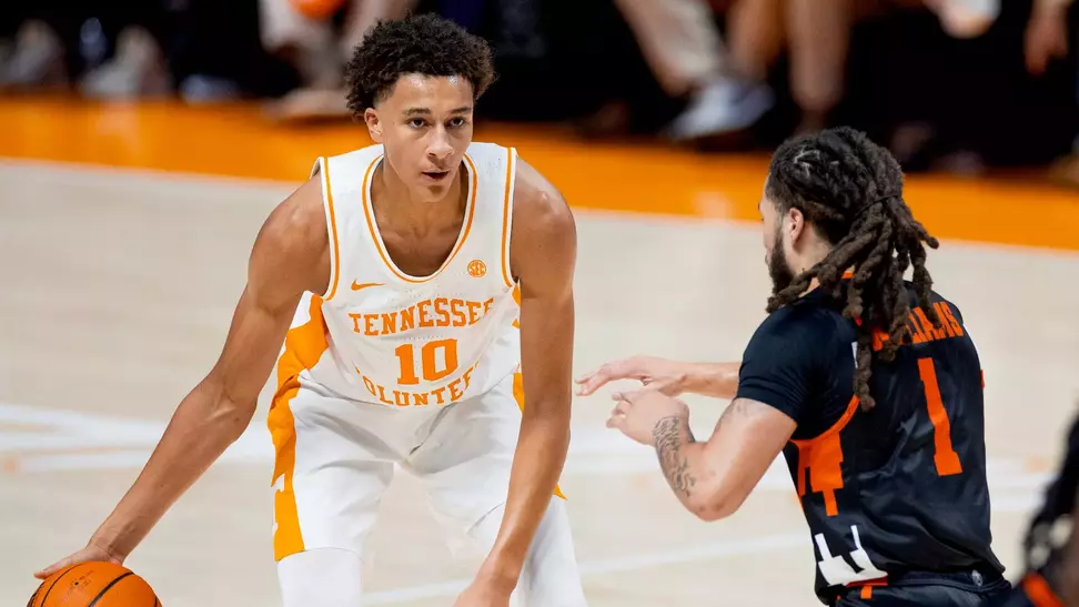 KNOXVILLE, TN - November 03, 2025 - Forward Nate Ament #10 of the Tennessee Volunteers during the game between the Mercer Bears and the Tennessee Volunteers at Food City Center in Knoxville, TN. Photo By Andrew Ferguson/Tennessee Athletics