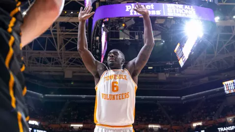 KNOXVILLE, TN - November 08, 2025 - Forward DeWayne Brown II #6 of the Tennessee Volunteers during the game between the Northern Kentucky Norse and the Tennessee Volunteers at Food City Center in Knoxville, TN. Photo By Drew Garrison/Tennessee Athletics