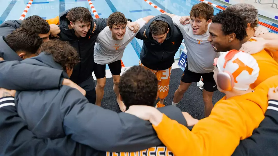 Vols Huddle Ahead of Competition on Saturday at the Dual Meet Challenge