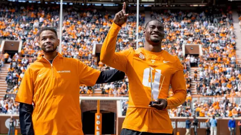 KNOXVILLE, TN - April 12, 2025 - VFL Inky Johnson presents Defensive back Jourdan Thomas #4 of the Tennessee Volunteers the Inky Johnson Spirit of Courage award during the 2025 Orange and White game at Neyland Stadium in Knoxville, TN. Photo By Andrew Ferguson/Tennessee Athletics