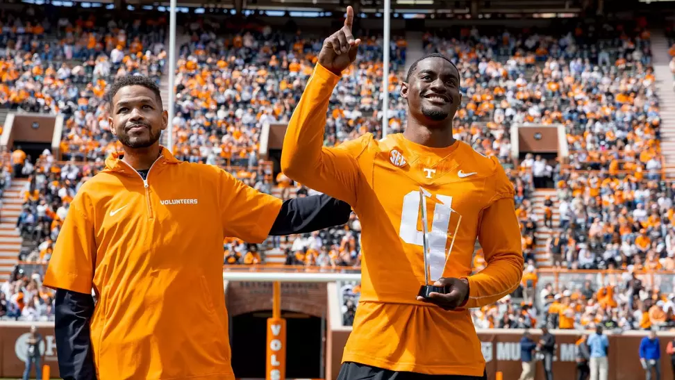 KNOXVILLE, TN - April 12, 2025 - VFL Inky Johnson presents Defensive back Jourdan Thomas #4 of the Tennessee Volunteers the Inky Johnson Spirit of Courage award during the 2025 Orange and White game at Neyland Stadium in Knoxville, TN. Photo By Andrew Ferguson/Tennessee Athletics
