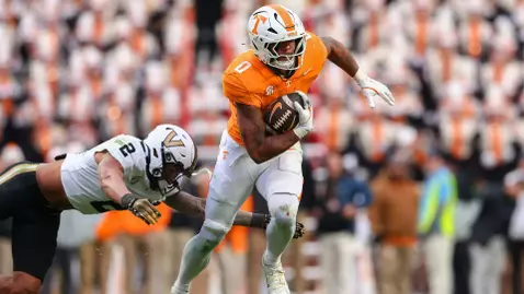 KNOXVILLE, TN - November 29, 2025 - Tight end Ethan Davis #0 of the Tennessee Volunteers during the game between the Vanderbilt Commodores and the Tennessee Volunteers at Neyland Stadium in Knoxville, TN. Photo By Andrew Ferguson/Tennessee Athletics