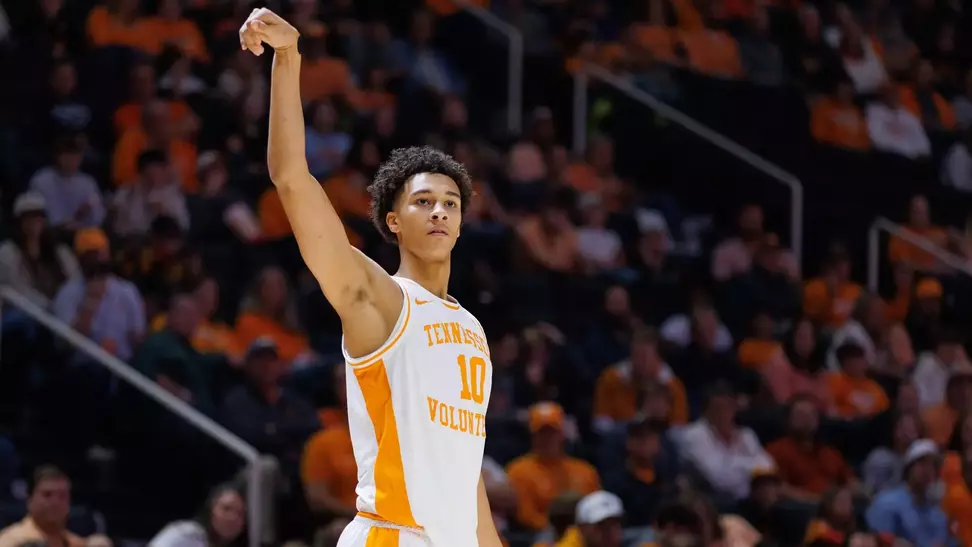 KNOXVILLE, TN - December 21, 2025 - Forward Nate Ament #10 of the Tennessee Volunteers during the game between the Gardner-Webb Runnin' Bulldogs and the Tennessee Volunteers at Food City Center in Knoxville, TN. Photo By Elliot Walker/Tennessee Athletics