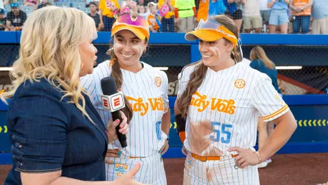 OKLAHOMA CITY, OK - May 30, 2025 - Holly Rowe with Outfielder Alannah Leach #10 and Outfielder Gabby Leach #55 of the Tennessee Lady Volunteers after the 2025 NCAA Women's College World Series game between the Florida Gators and the Tennessee Lady Volunteers at Devon Park in Oklahoma City, OK. Photo By Andrew Ferguson/Tennessee Athletics