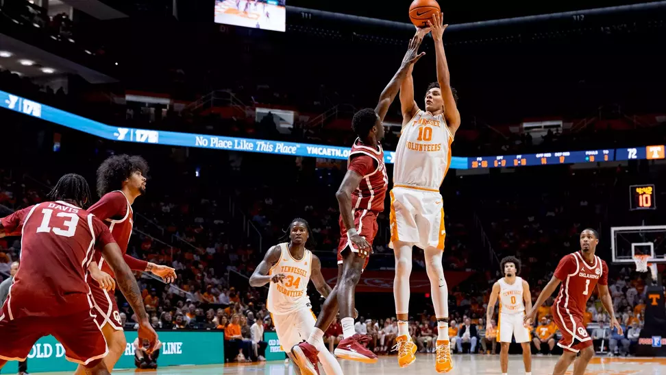 KNOXVILLE, TN - February 18, 2026 - Forward Nate Ament #10 of the Tennessee Volunteers during the game between the Oklahoma Sooners and the Tennessee Volunteers at Food City Center in Knoxville, TN. Photo By Andrew Ferguson/Tennessee Athletics