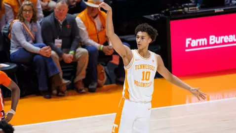 KNOXVILLE, TN - January 31, 2026 - Forward Nate Ament #10 of the Tennessee Volunteers during the game between the Auburn Tigers and the Tennessee Volunteers at Food City Center in Knoxville, TN. Photo By Elliot Walker/Tennessee Athletics