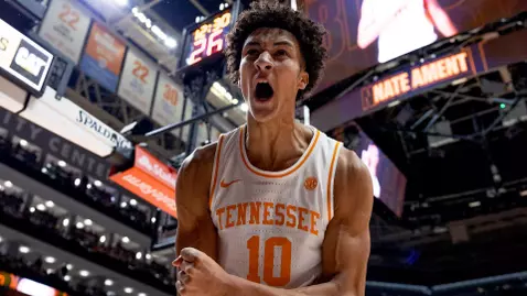 KNOXVILLE, TN - January 31, 2026 - Forward Nate Ament #10 of the Tennessee Volunteers during the game between the Auburn Tigers and the Tennessee Volunteers at Food City Center in Knoxville, TN. Photo By Andrew Ferguson/Tennessee Athletics