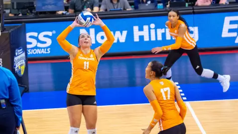 Caroline Kerr Sets Ball in Match Against Pitt