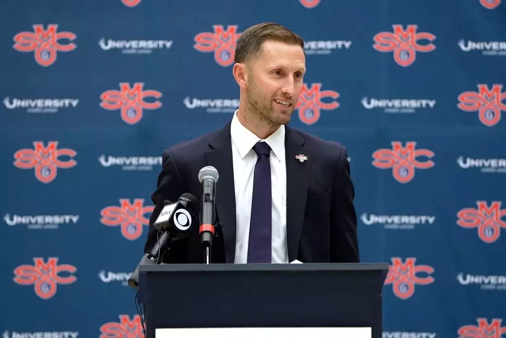 Mickey at the Podium, Intro Presser