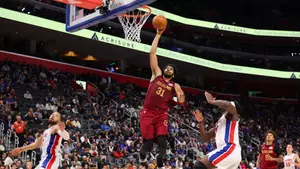 DETROIT, MICHIGAN - OCTOBER 27: Jarrett Allen #31 of the Cleveland Cavaliers dunks past Isaiah Stewart #28 of the Detroit Pistons during the second half at Little Caesars Arena on October 27, 2025 in Detroit, Michigan. NOTE TO USER: User expressly acknowledges and agrees that, by downloading and or using this photograph, User is consenting to the terms and conditions of the Getty Images License Agreement. (Photo by Gregory Shamus/Getty Images)