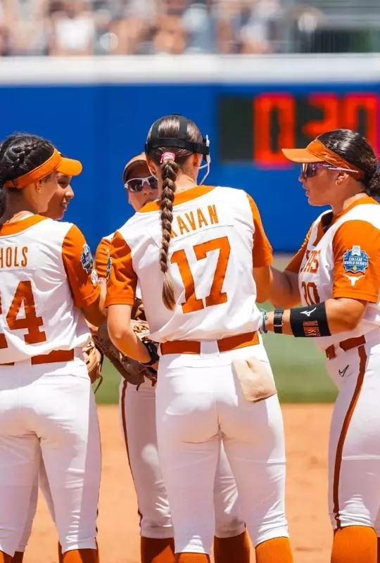 Team huddle 2026 WCWS vs. Tennessee