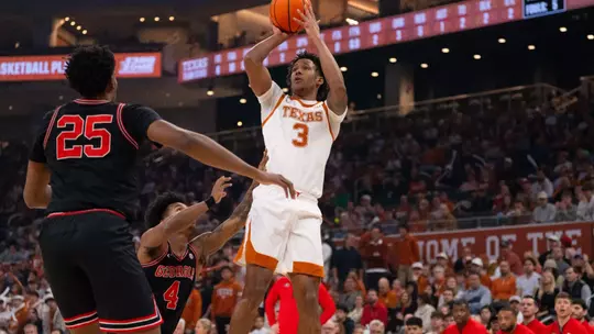 Dailyn Swain shooting mid-range jumper