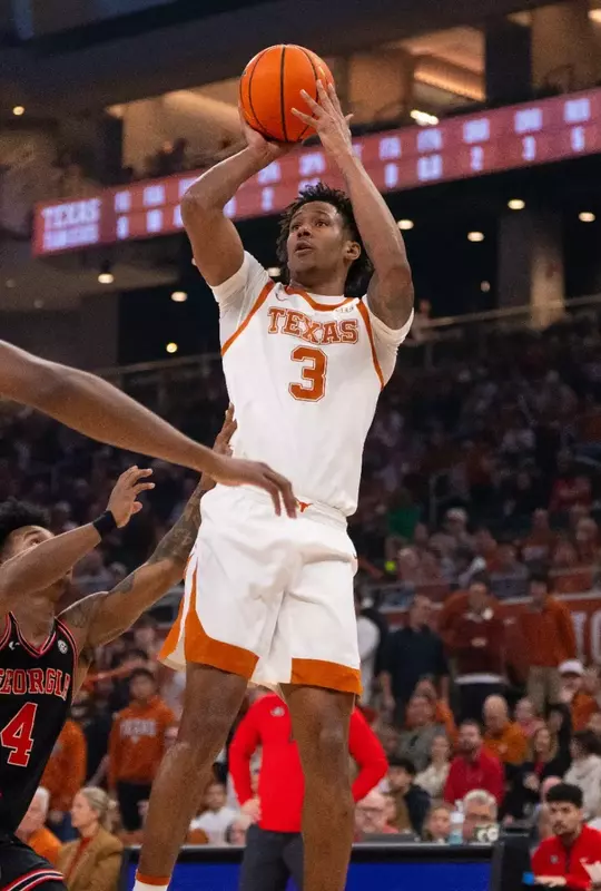 Dailyn Swain shooting mid-range jumper