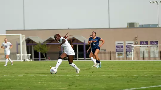 Nia Leslie passes the ball to her teammate in a game against UTEP on Aug. 23, 2026.