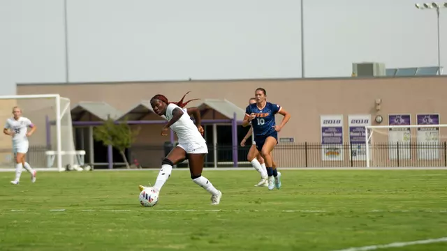 Nia Leslie passes the ball to her teammate in a game against UTEP on Aug. 23, 2026.