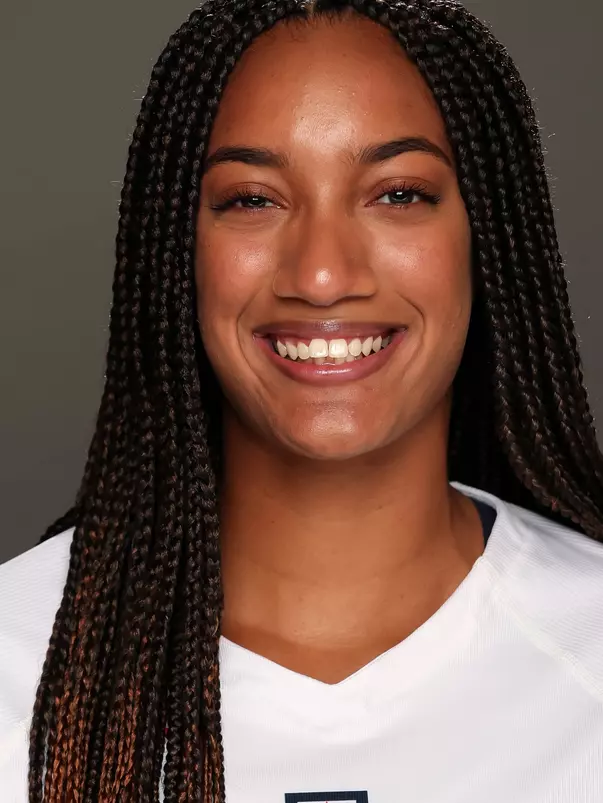 Alayna Johnson headshot