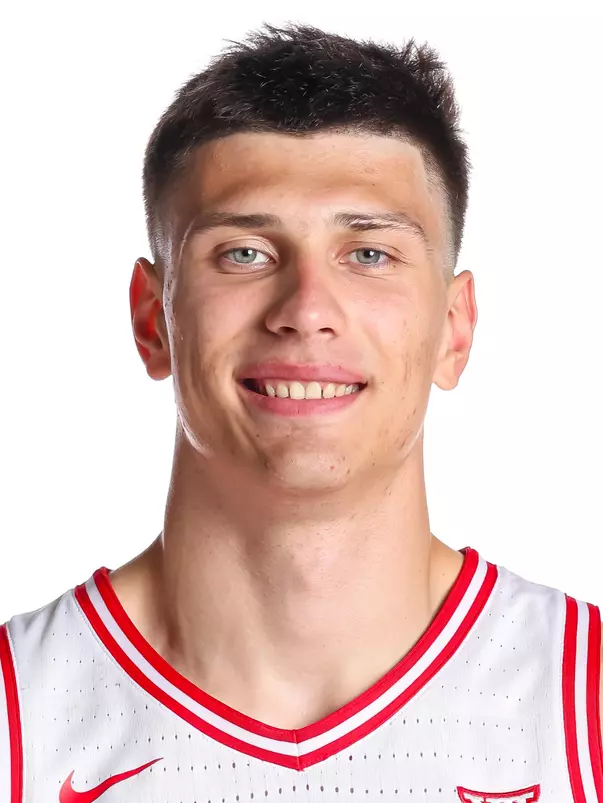 Ivan Kharchenkov (8) — TUCSON, ARIZ. -- Men’s basketball photo day at Richard Jefferson Gymnasium.
Sept. 9, 2026.
Photo by Mike Christy / Arizona Athletics