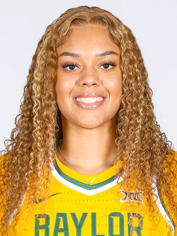 Lety Vasconcelos Head Shot