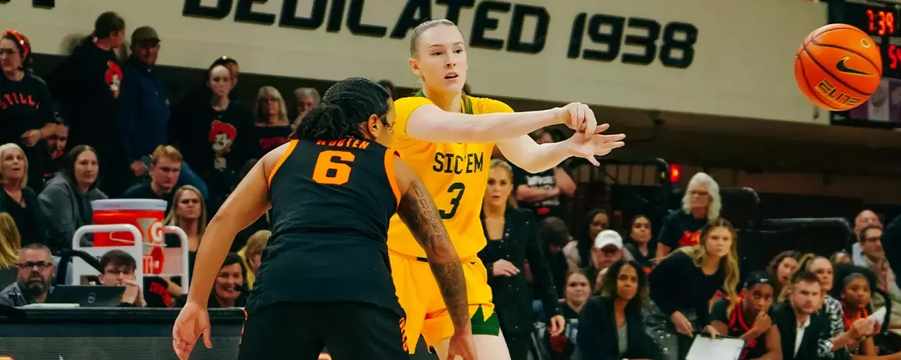 Ella Brow passing the ball at Oklahoma State