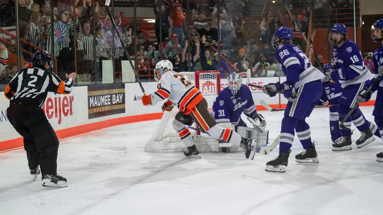 Falcons Thwart No. 15 St. Thomas on Saturday, 3-1