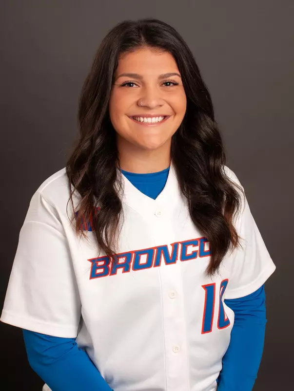 2019 Headshot of Micaela Leal