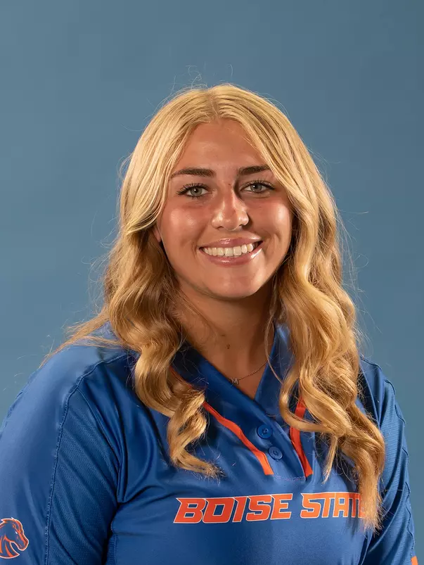 2022 Headshot of Mykenzie Hanna