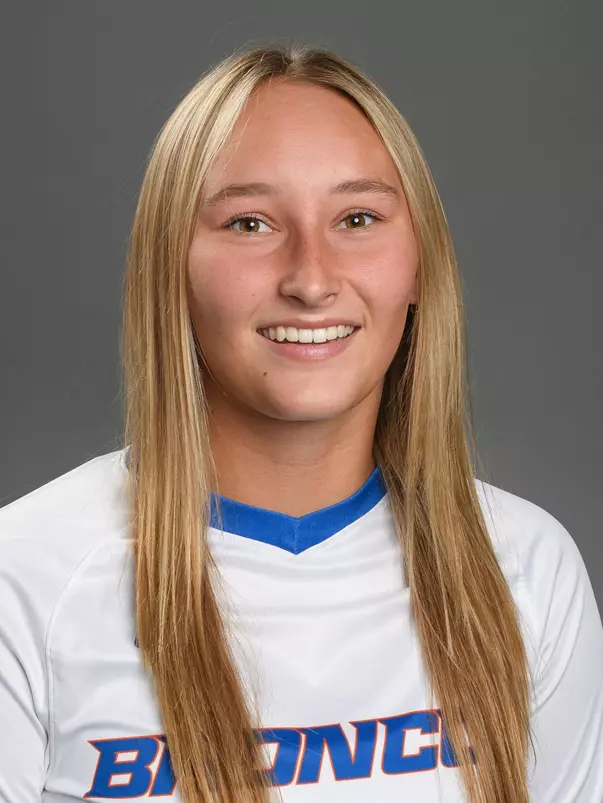 2021 Headshot of Mia Burns