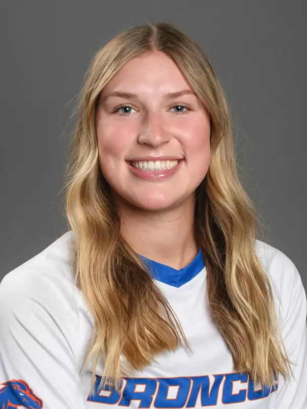 2021 Headshot of Julia Lewis