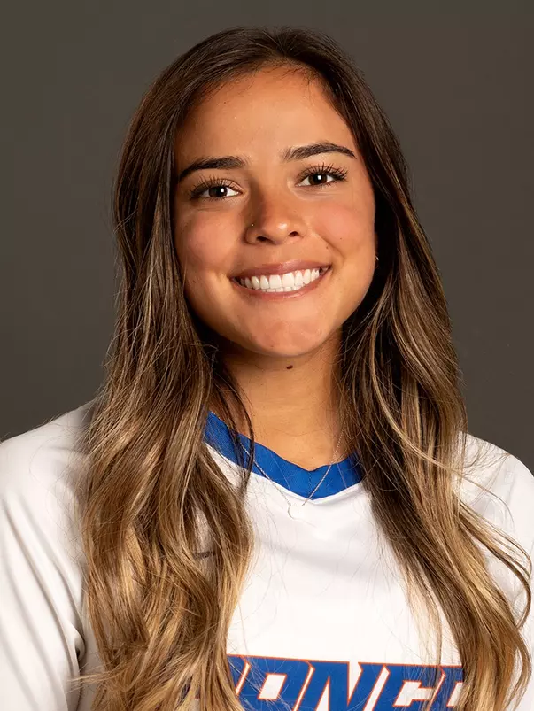 2021 Headshot of Mia Guerrero