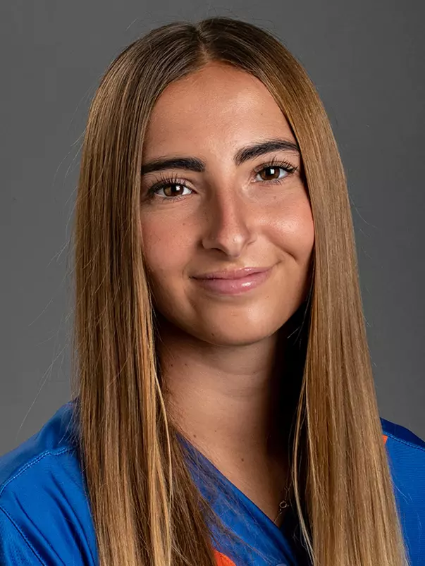 2023 Headshot of Hollie Farmer