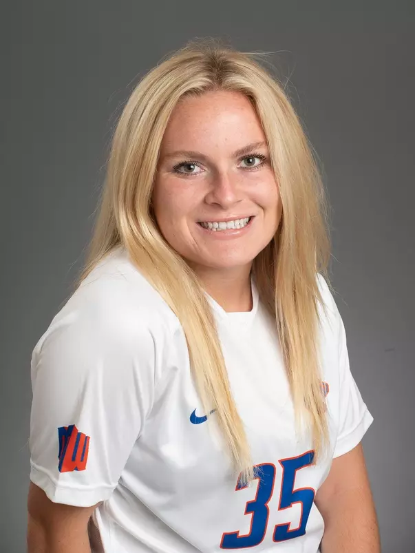 2022 Headshot of Chloe Yates