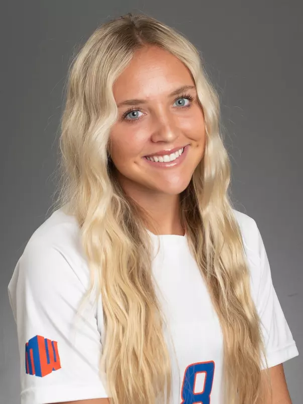 2022 Headshot of Carly Cross