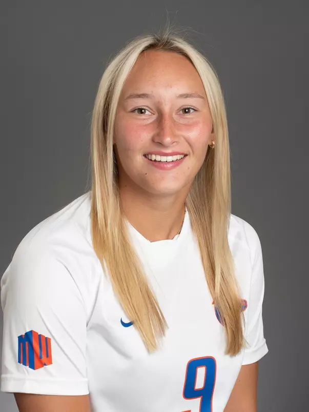 2022 Headshot of Mia Burns