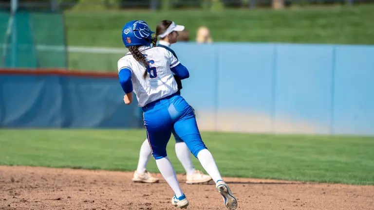 Lake's Homer Earns Tie in Game 1 of Fall World Series