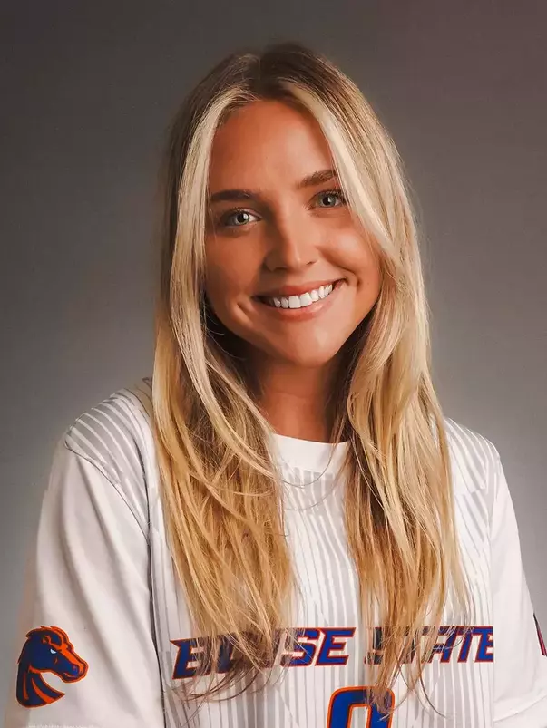 Carly Cross headshot.