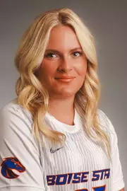 Chloe Yates headshot.