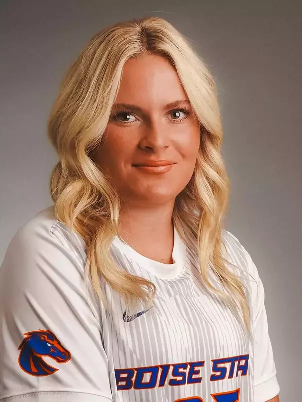 Chloe Yates headshot.