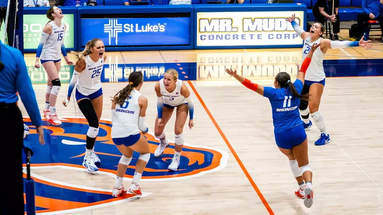 14 Blocks, Mitchell's 18 Digs Lift Boise State to Win over Colorado State