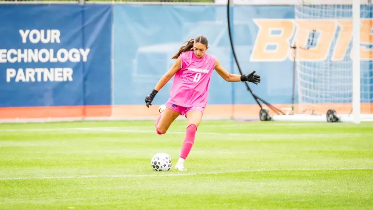 Ava de Leest Captures a Pair of Conference Awards