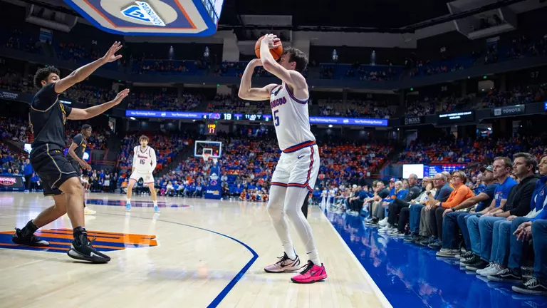 Broncos Host Wyoming on Tuesday Night