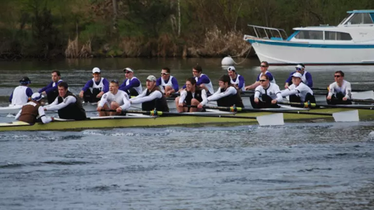 Men's Crew Falls to Defending Champion Washington