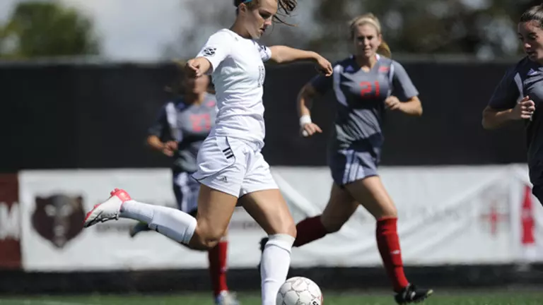 Late Goal Lifts Women's Soccer Over St. John's, 2-1