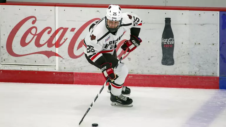 Men’s Hockey Ousted by No. 9 UMass, 4-0