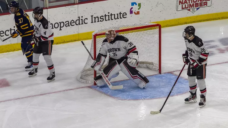 Men's Hockey Falls at 10th-Ranked Quinnipiac