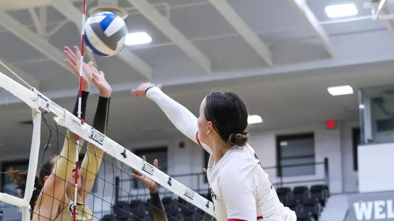 Volleyball Falls in Five-Setter to Florida Atlantic