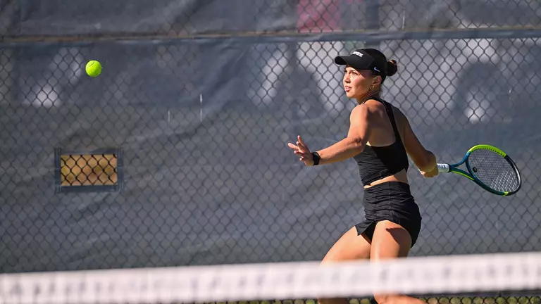 Woo, Yang Earn Singles Wins in 5-2 Setback to Baylor